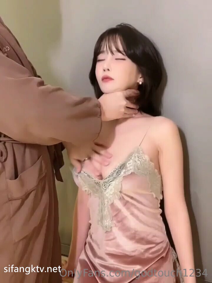 银荡学生制服清纯小骚妹妹，和男友在客厅里面做爱，对白特别淫荡